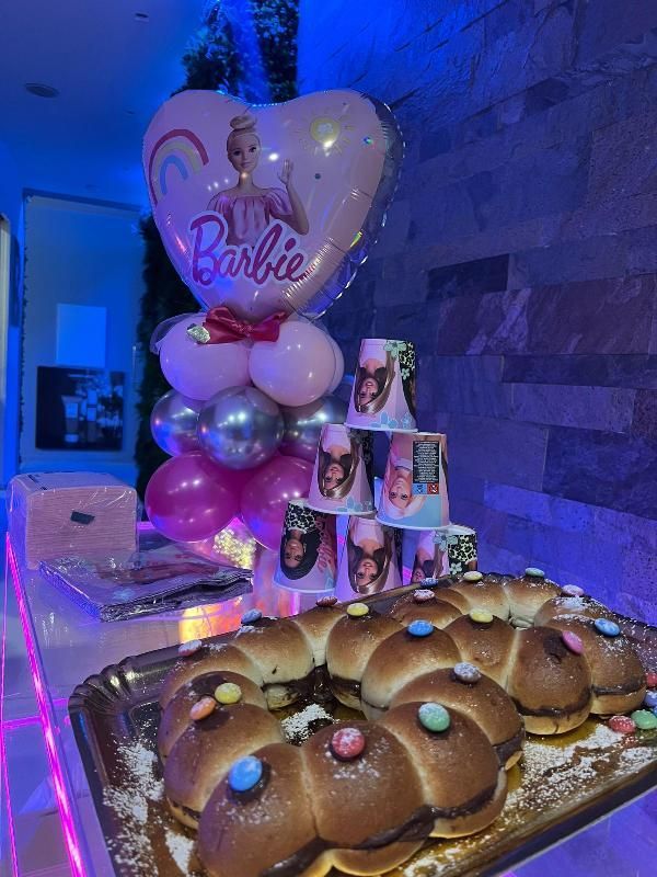 Un vassoio di pane e un palloncino a forma di cuore su un tavolo.