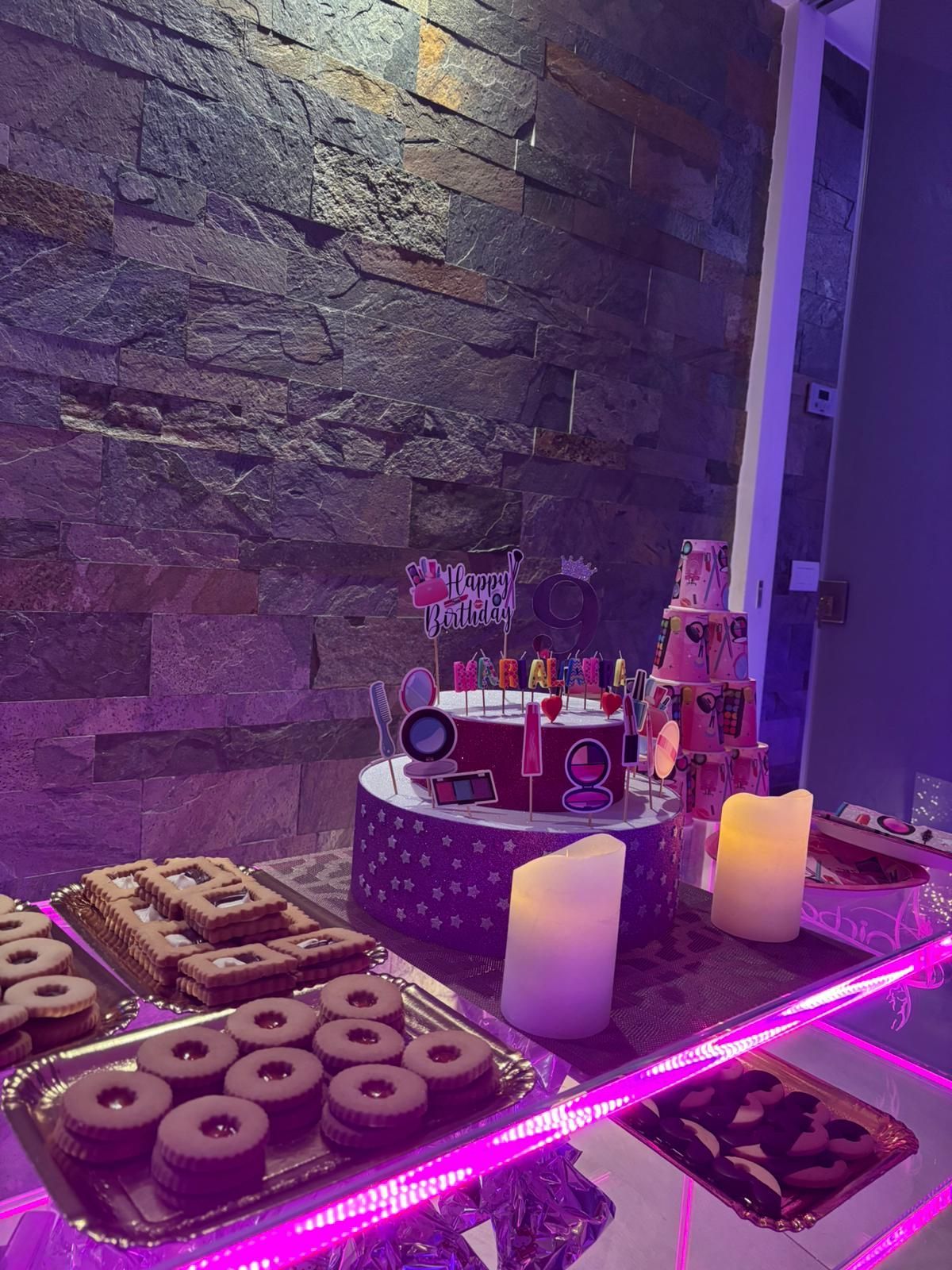 Un tavolo con tanto cibo e candele sopra.