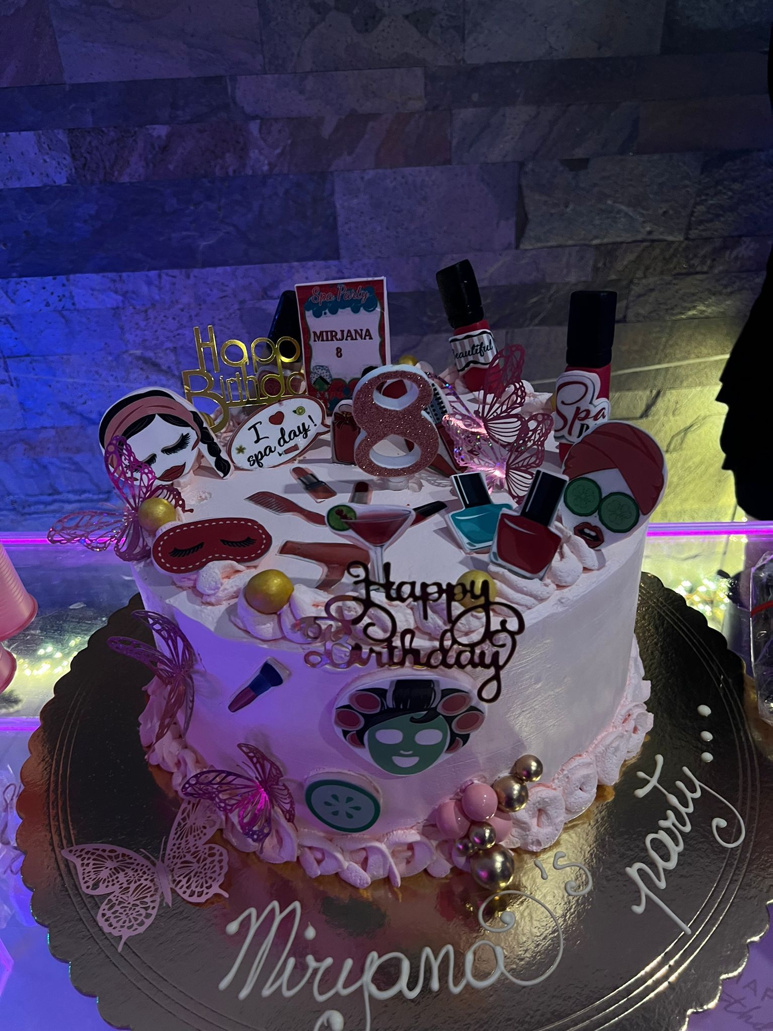 Una torta di compleanno con un sacco di trucco sopra