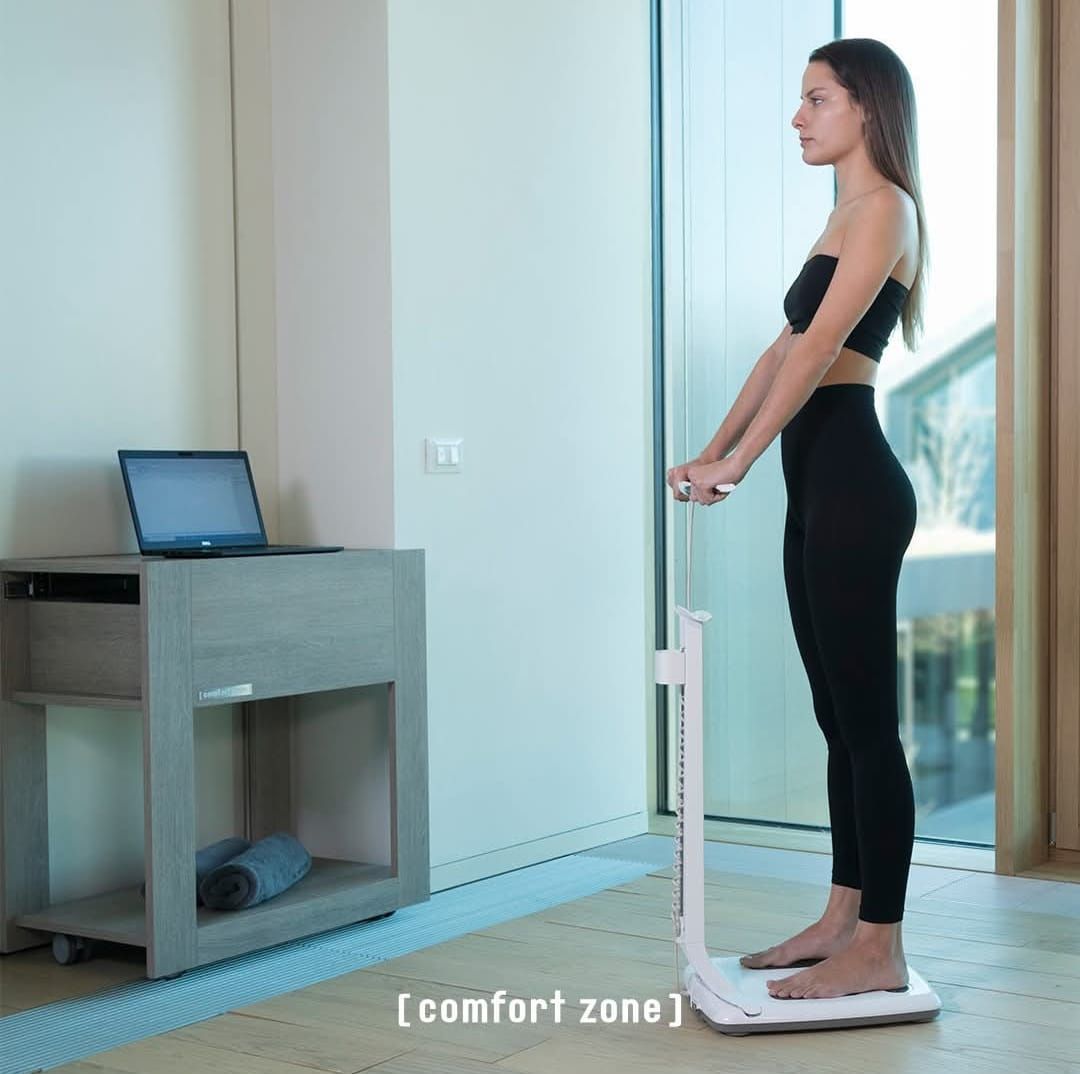 Una donna in biancheria intima si sta facendo fare un massaggio alla gamba.