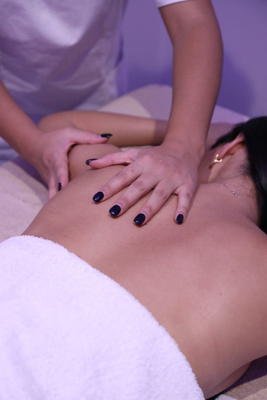 Una donna si sta facendo fare un massaggio alla schiena in una spa.