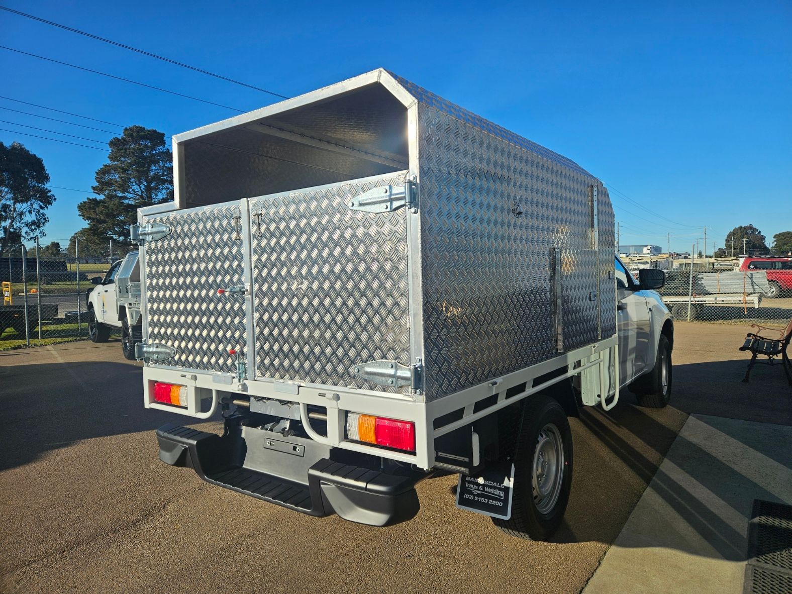 A flatbed trailer with a blue box on top of it