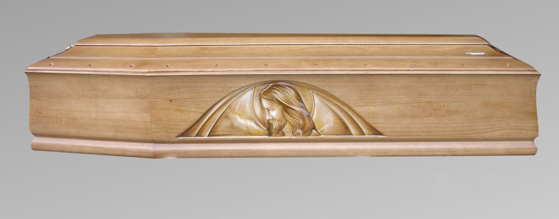 Una bara di legno con incisa l'immagine di un uomo e di una donna.