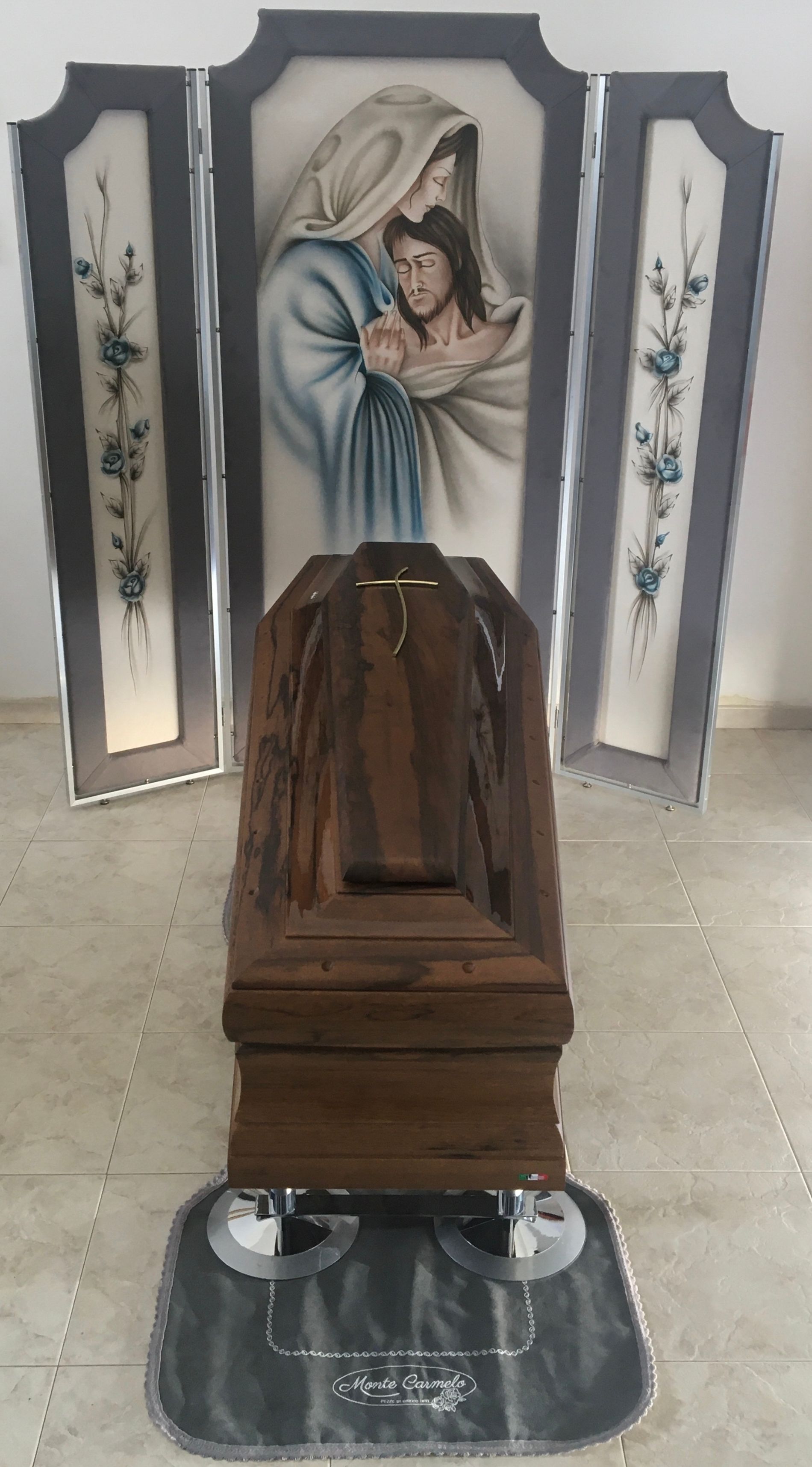 Una bara di legno con sopra un'immagine di Gesù e Maria.