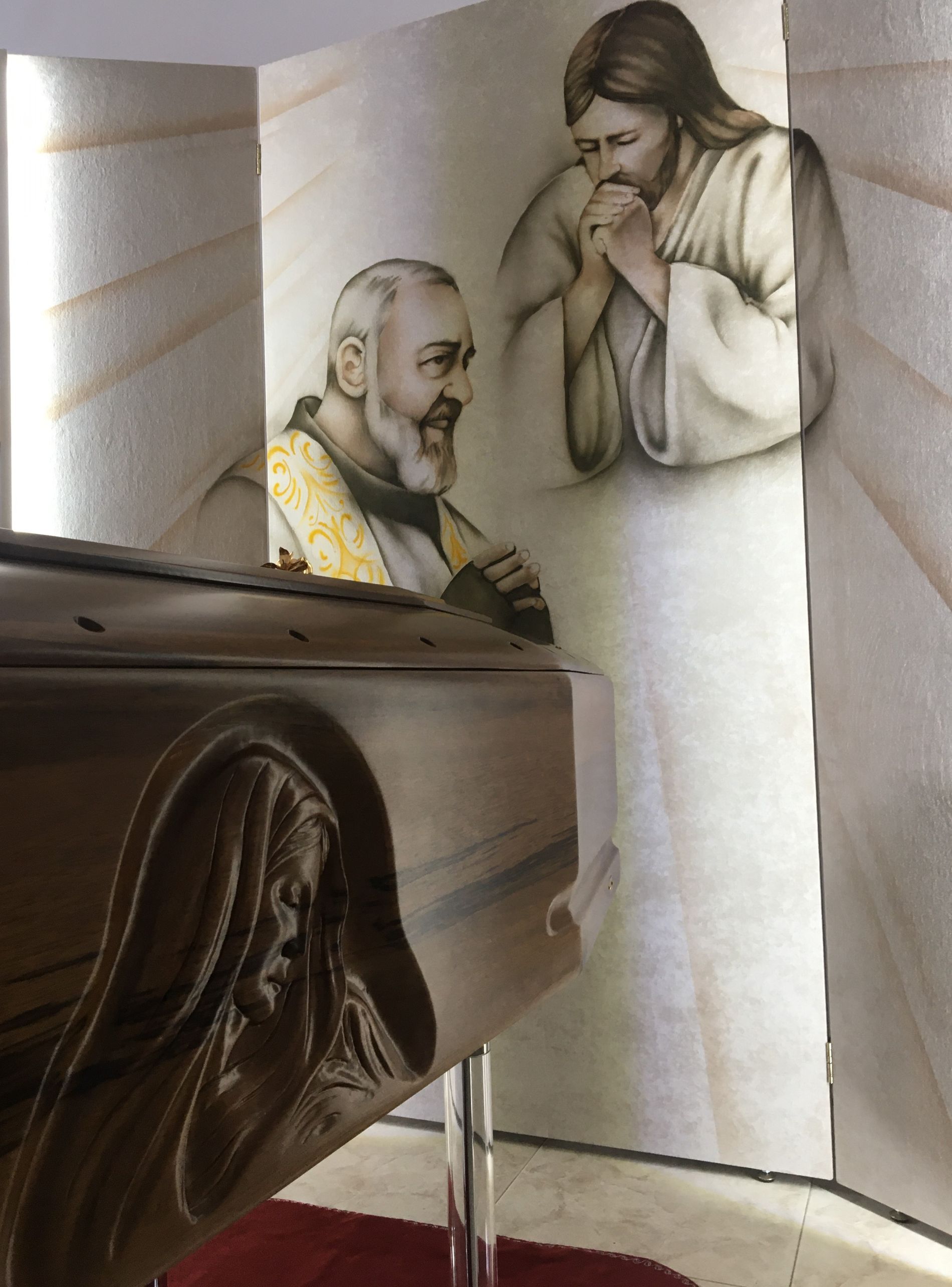 cofano funebre in legno decorato e paramento