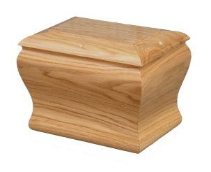 Una piccola scatola di legno con un coperchio su uno sfondo bianco