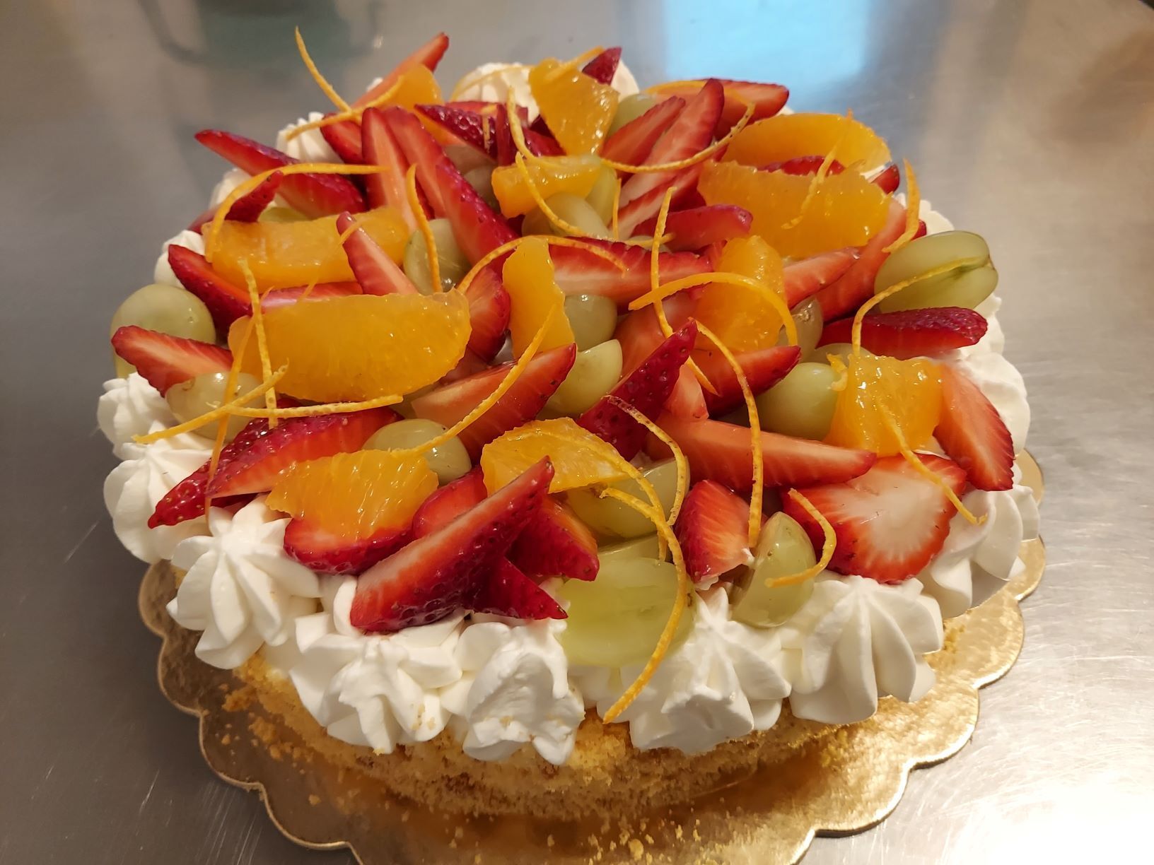 Torta con panna e frutta