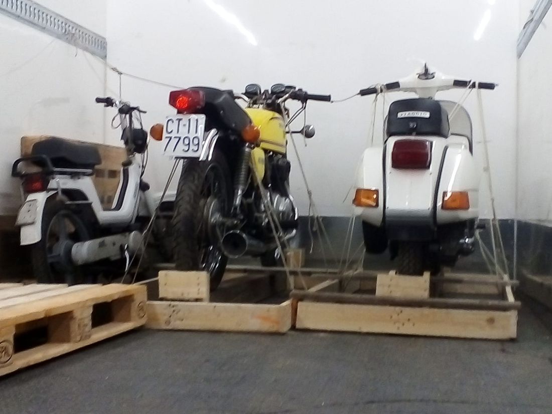 moto e scooter durante il trasporto