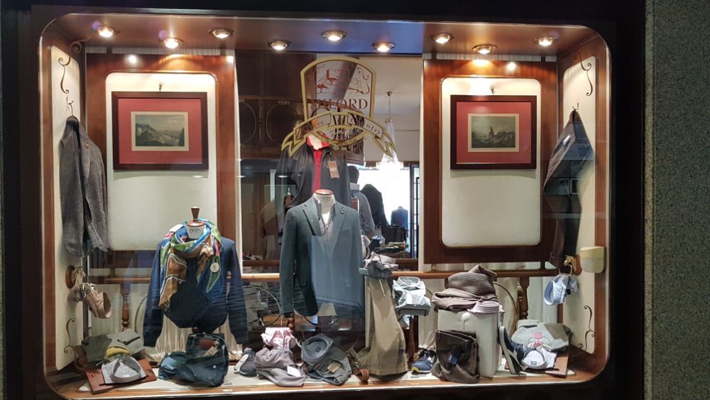 Vetrina del negozio di abbigliamento da uomo