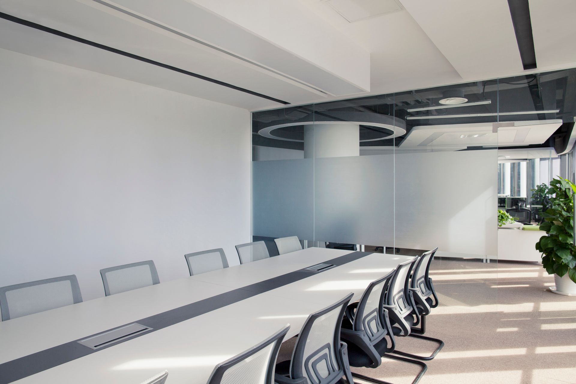 Lungo tavolo da conferenza con sedie in un moderno ambiente d'ufficio.