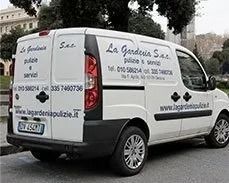 Furgone bianco con logo 