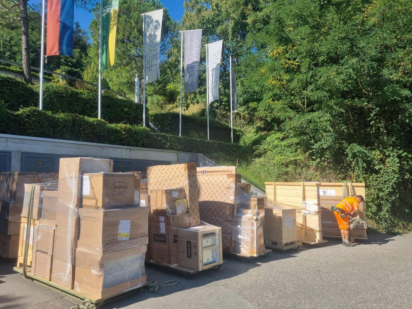 Un uomo è in piedi davanti a una pila di scatole di cartone.