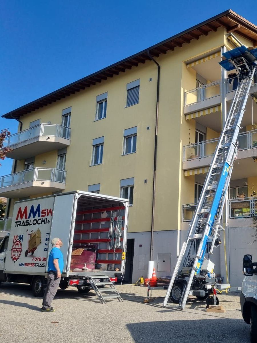 Un camion mmsw è parcheggiato davanti a un edificio
