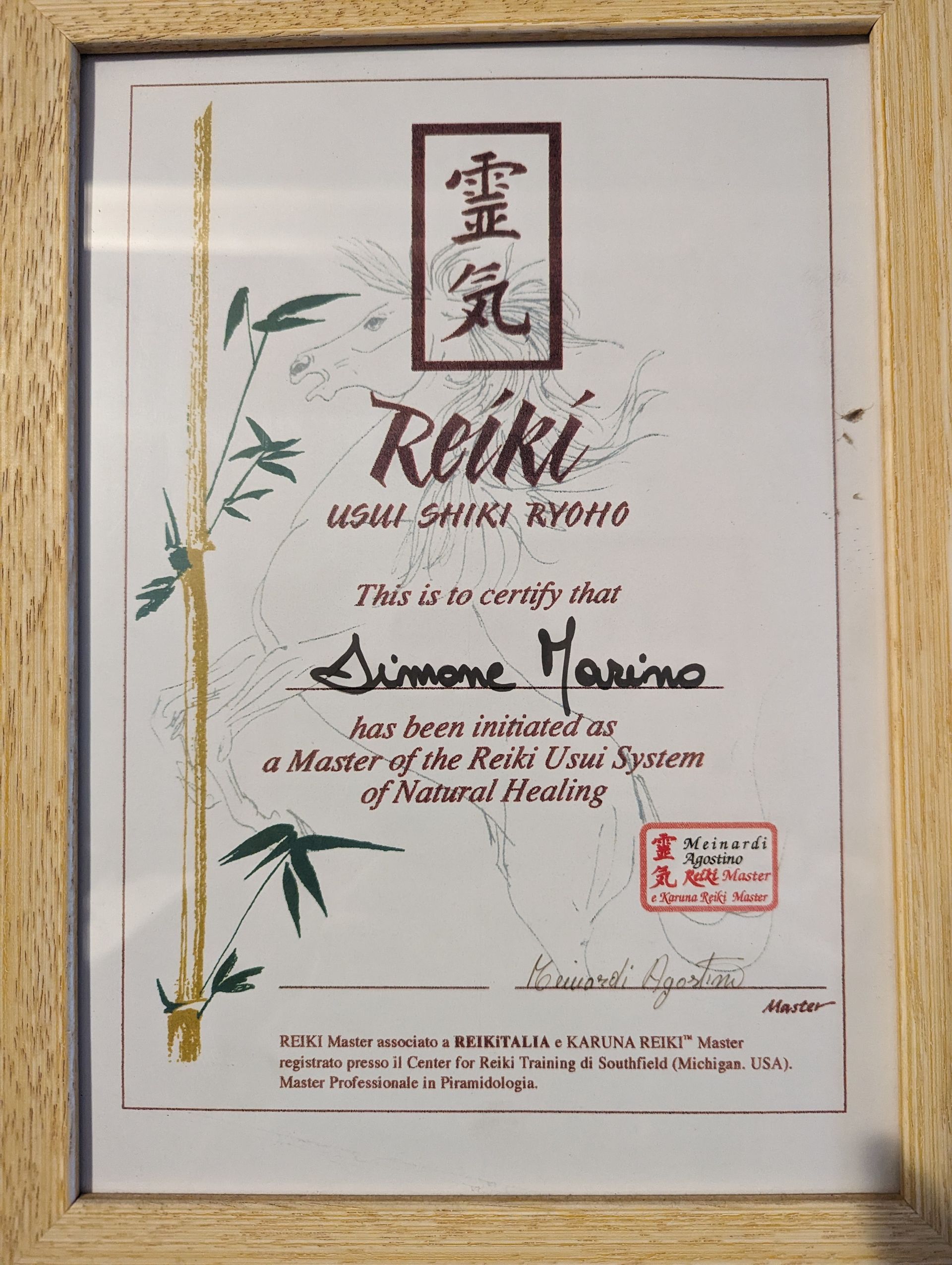 un certificato di reiki incorniciato in una cornice di legno