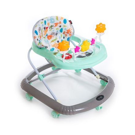 Una pila de tres mantas suaves y mullidas, cuidadosamente dobladas, en tonos neutros de crema, azul claro y beige.