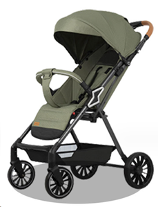 Una colección de artículos para bebés que incluye un cochecito, ositos de peluche, mantas, productos para el cuidado de la piel, almohadas y ropa de bebé.