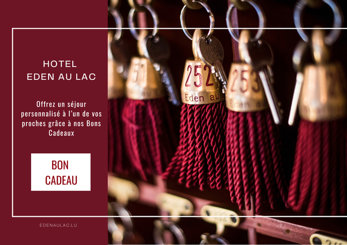 Publicité de l'Hôtel Eden au Lac avec porte-clés et chèque-cadeau. Les clés sont ornées de pompons rouges et suspendues à un support en bois.