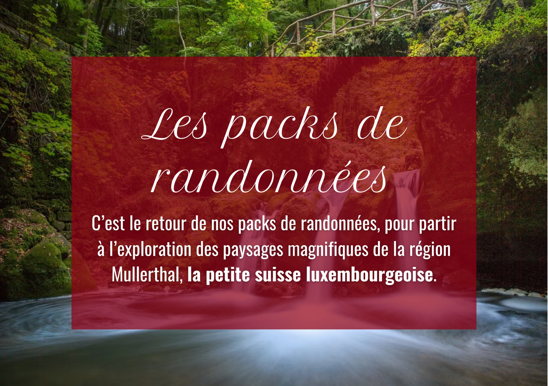 Texte sur fond rouge au-dessus d'une cascade : Sacs de randonnée dans la région Mullerthal au Luxembourg, « Petite Suisse ».