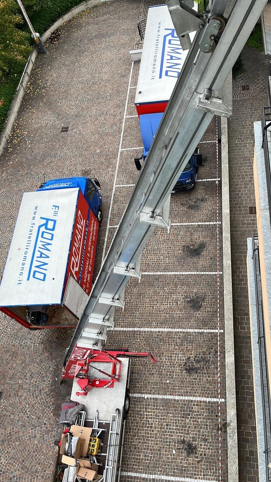 Un camion betoniera sta percorrendo una strada sterrata.