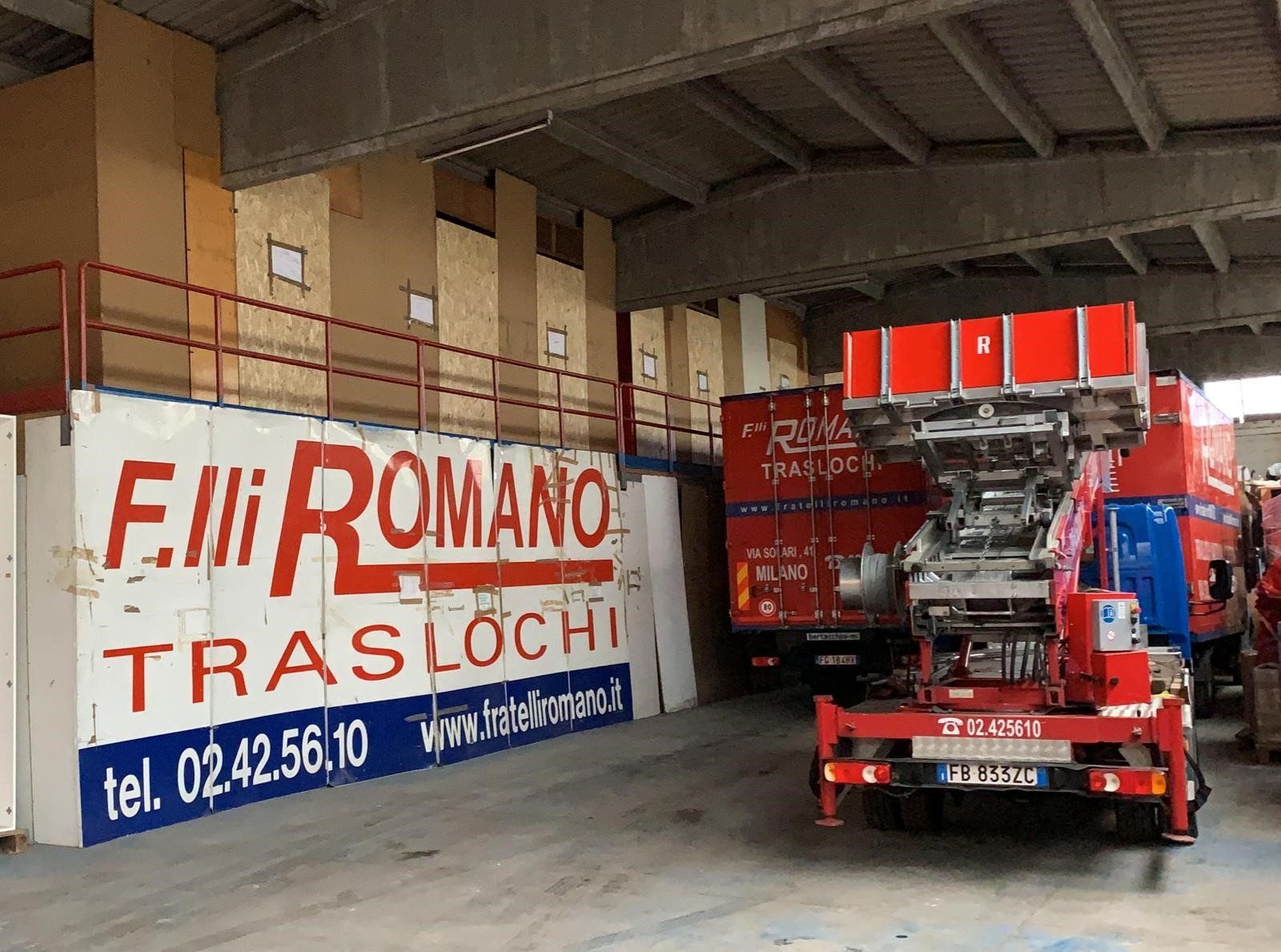 Un camion betoniera rosso e bianco è parcheggiato in un parcheggio.
