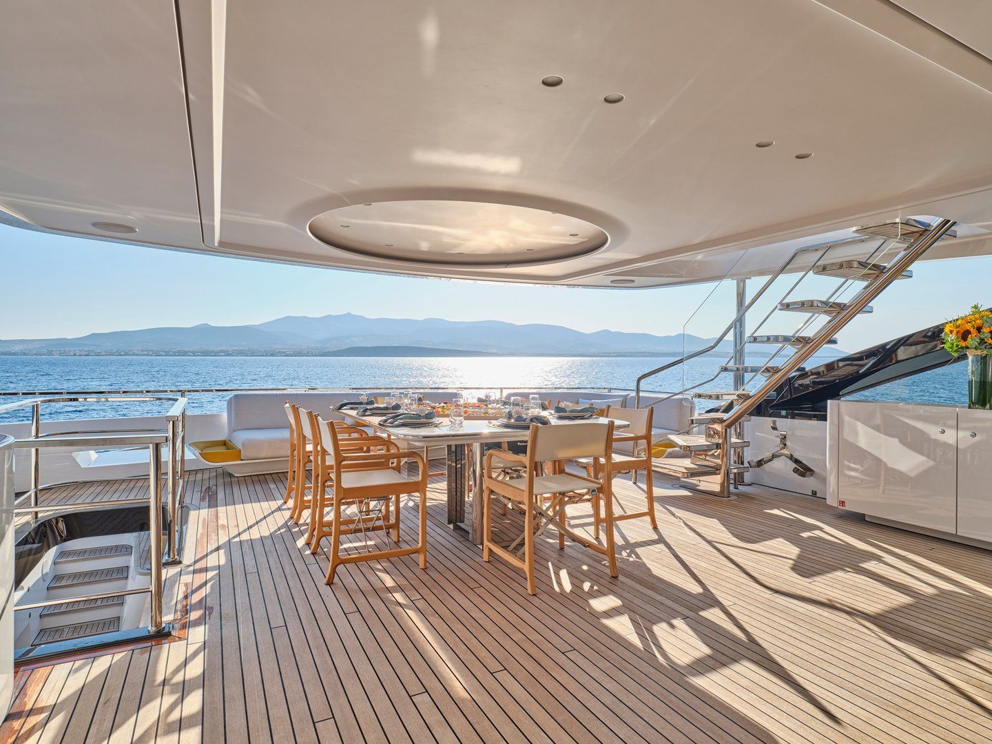 Volo Mare Azimut motor yacht charter in Greece Eole yachting