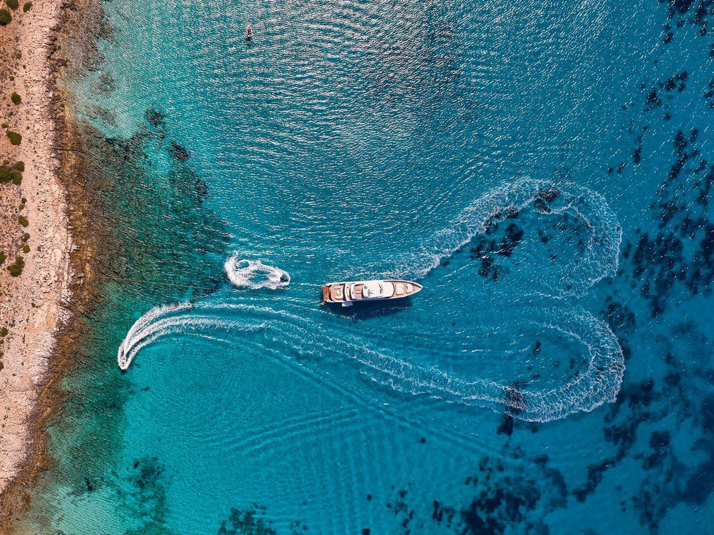 Volo Mare Azimut motor yacht charter in Greece Eole yachting