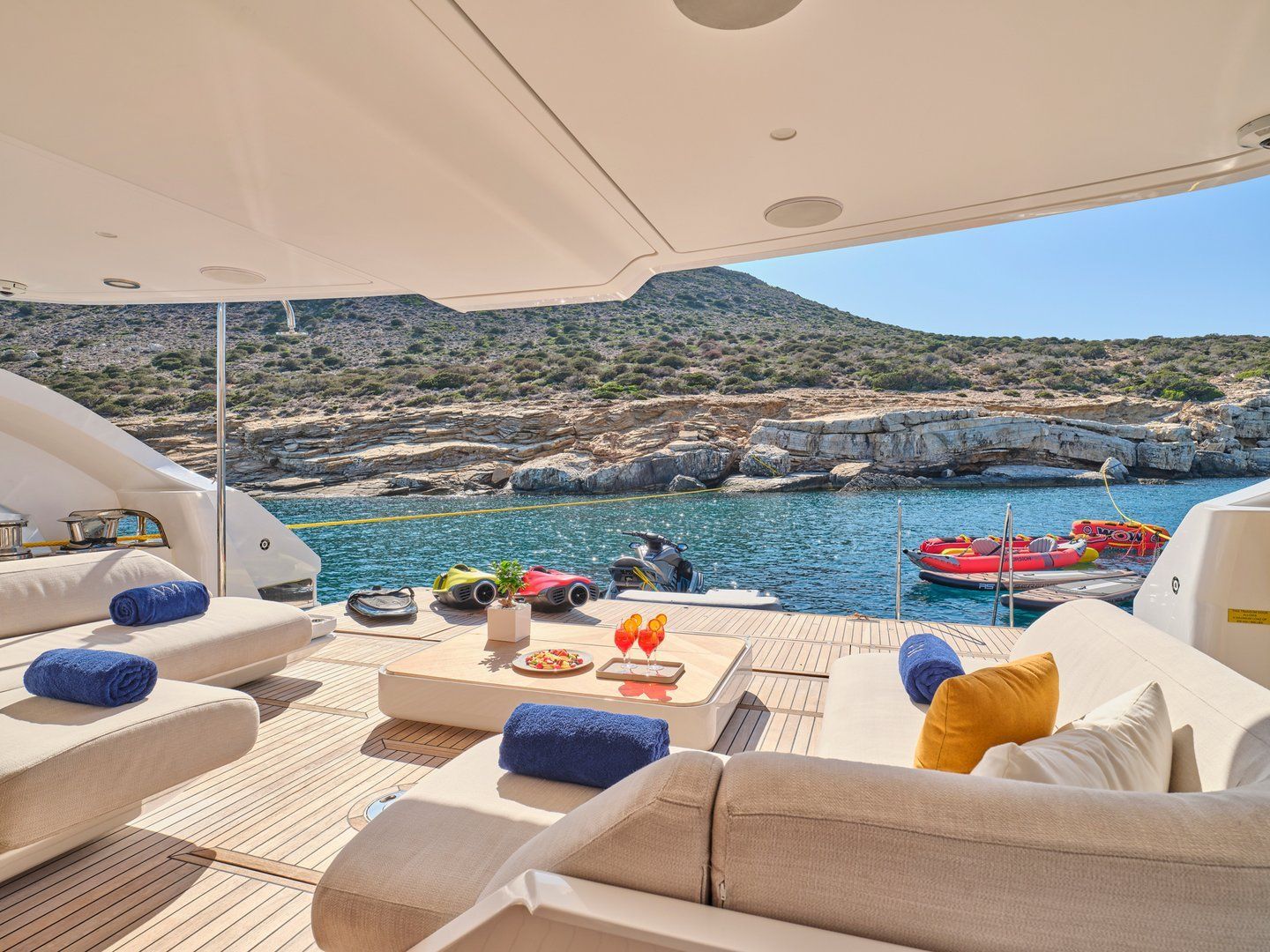 Volo Mare Azimut motor yacht charter in Greece Eole yachting