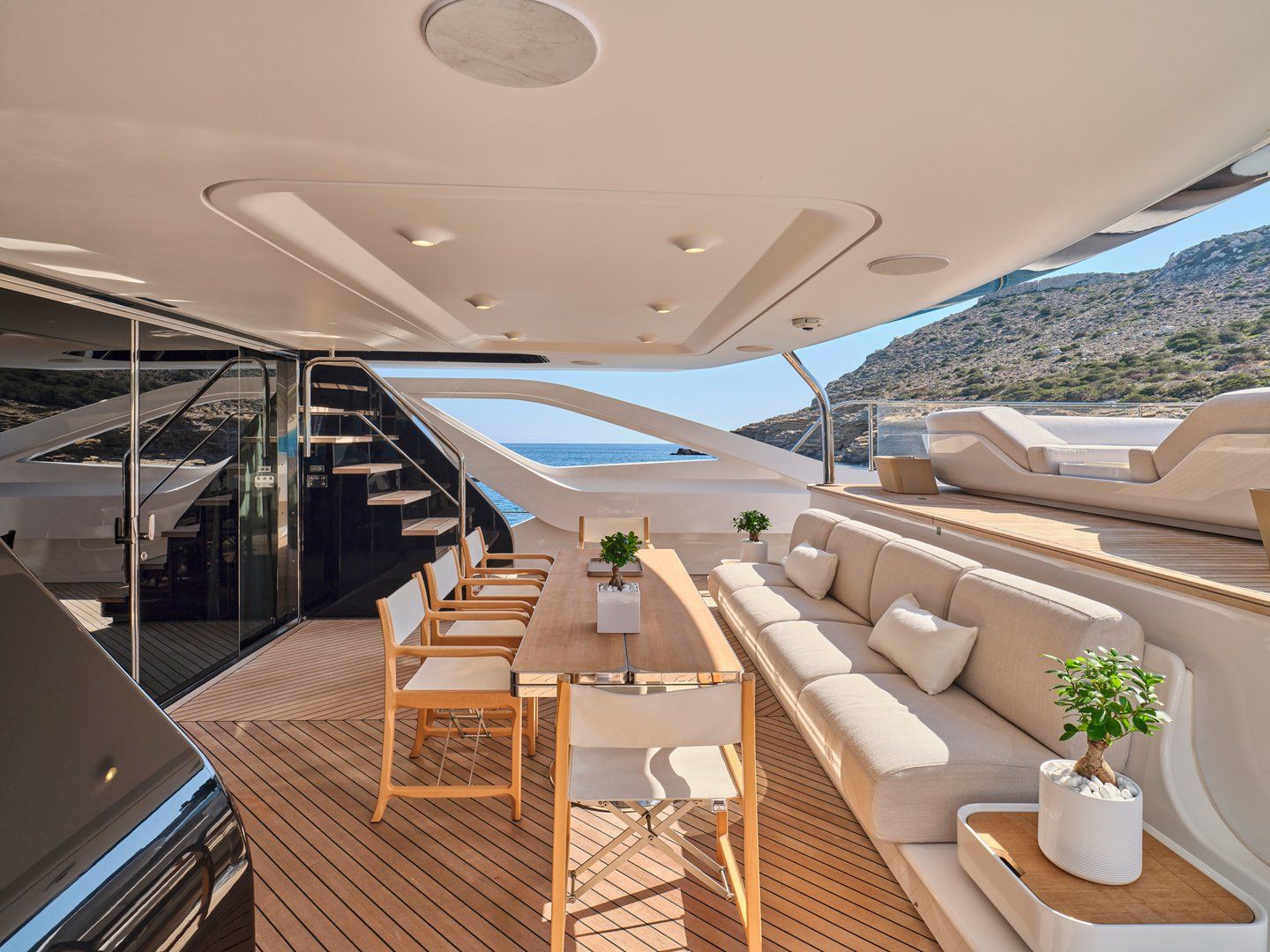 Volo Mare Azimut motor yacht charter in Greece Eole yachting