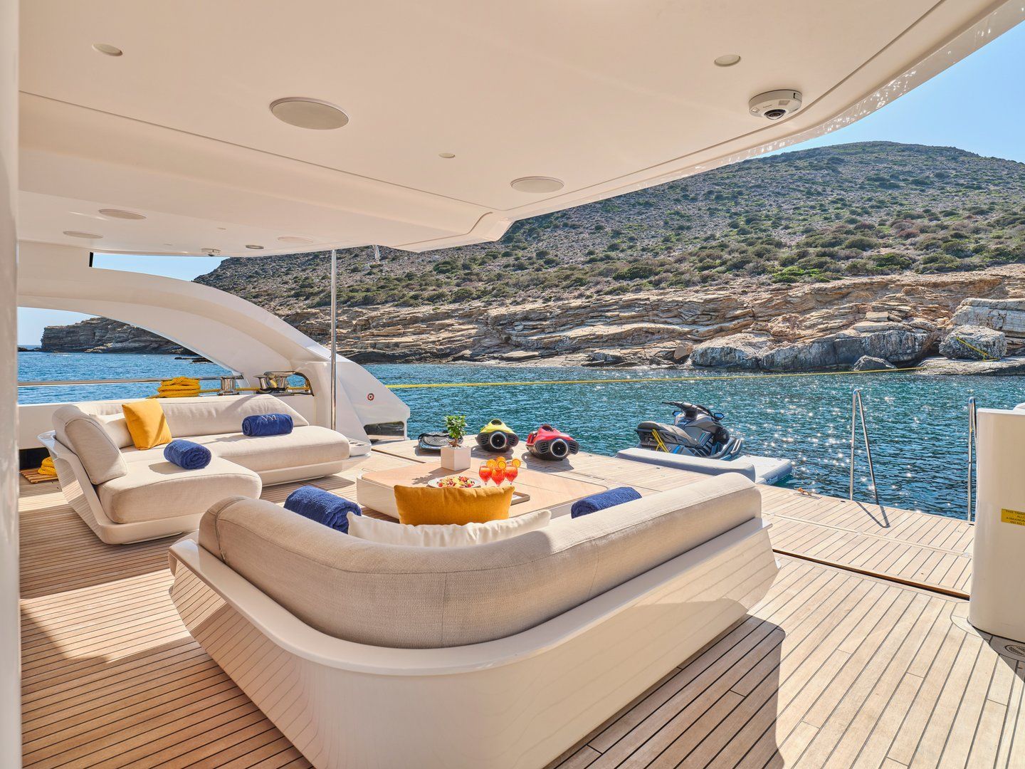Volo Mare Azimut motor yacht charter in Greece Eole yachting