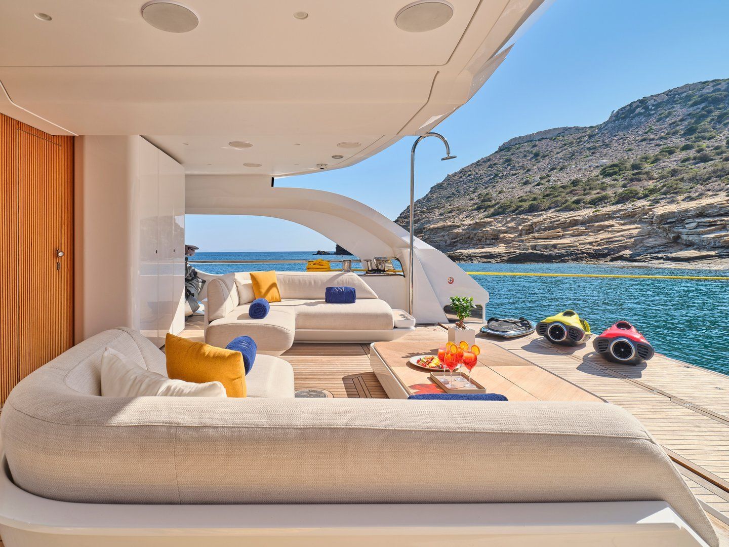 Volo Mare Azimut motor yacht charter in Greece Eole yachting