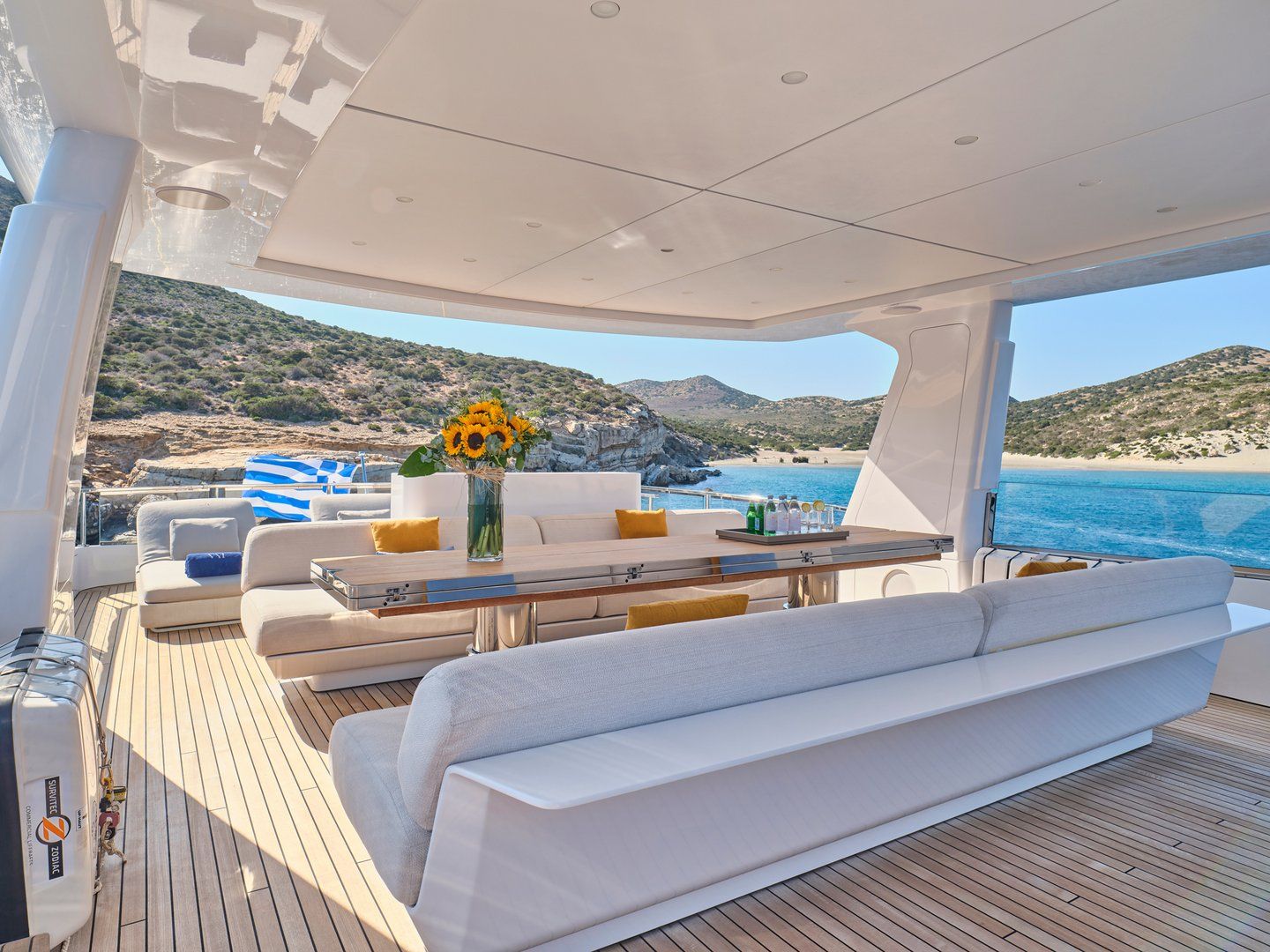 Volo Mare Azimut motor yacht charter in Greece Eole yachting
