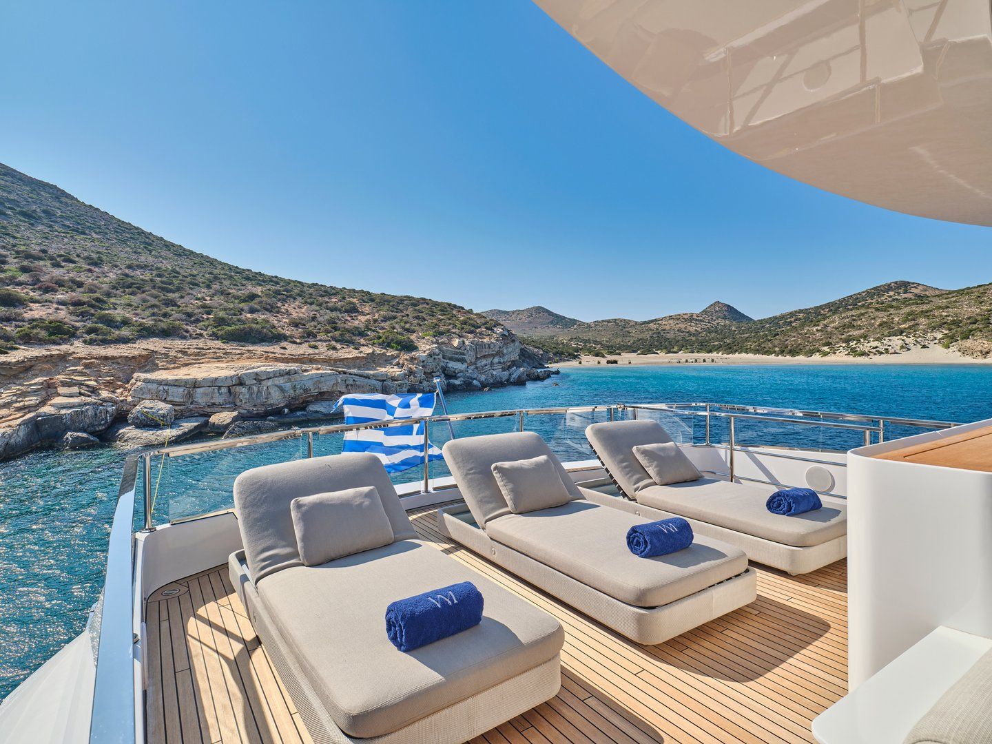 Volo Mare Azimut motor yacht charter in Greece Eole yachting