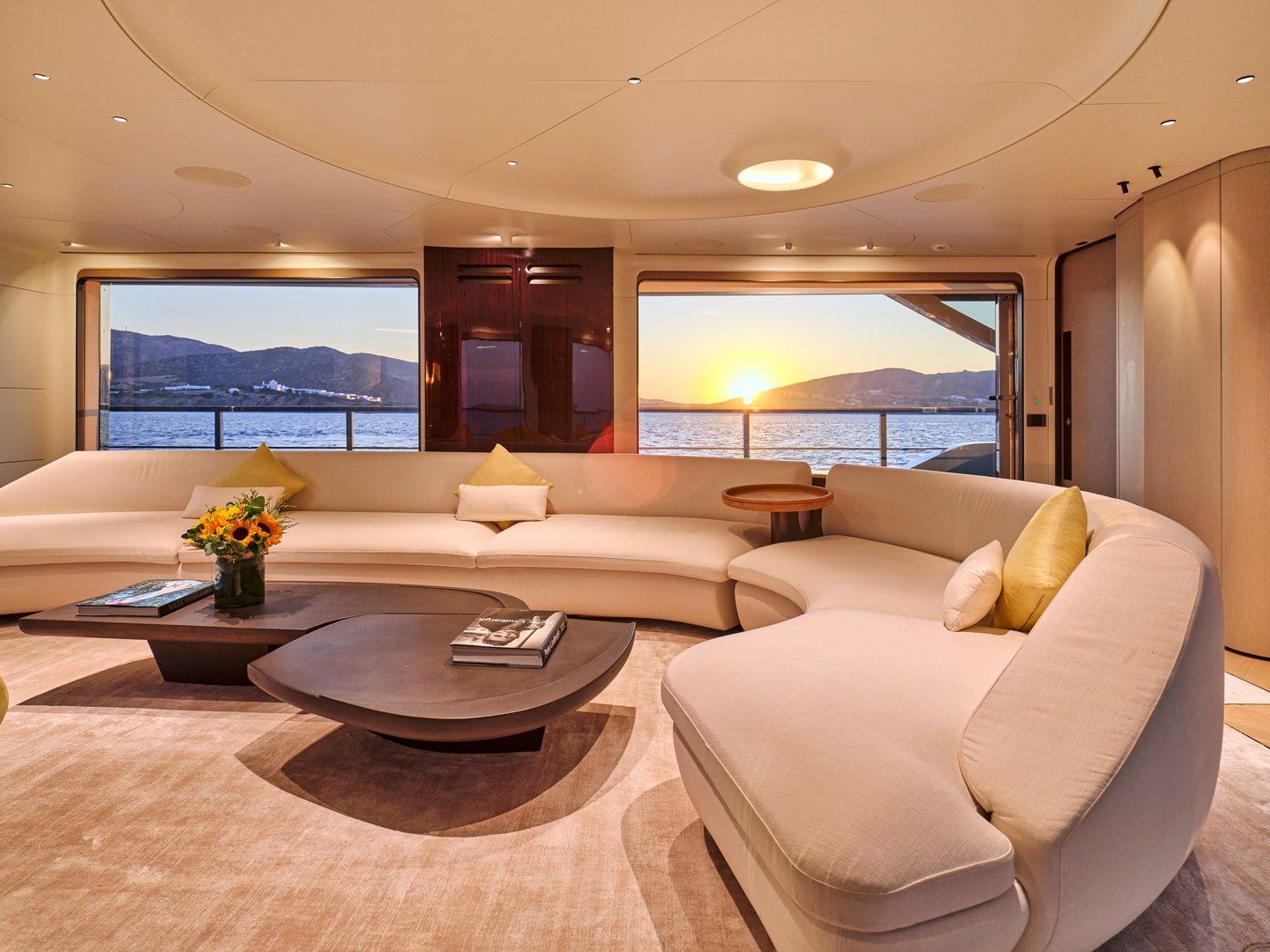 Volo Mare Azimut motor yacht charter in Greece Eole yachting