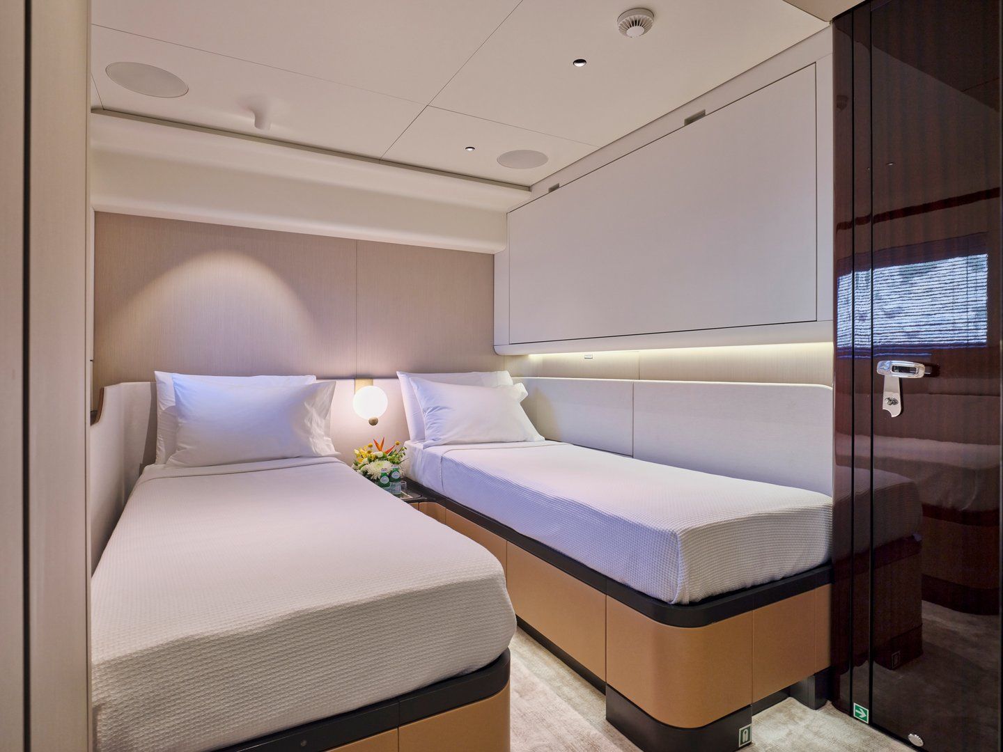 Volo Mare Azimut motor yacht charter in Greece Eole yachting