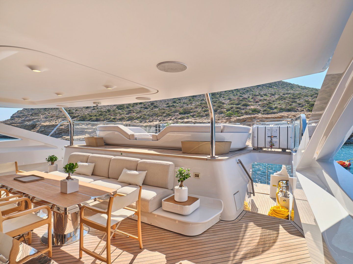 Volo Mare Azimut motor yacht charter in Greece Eole yachting