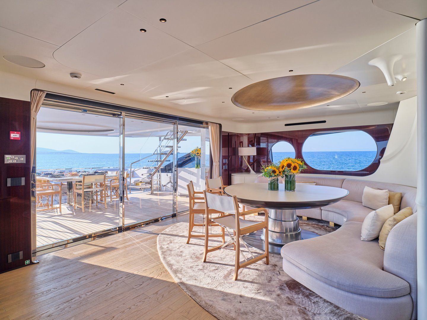 Volo Mare Azimut motor yacht charter in Greece Eole yachting