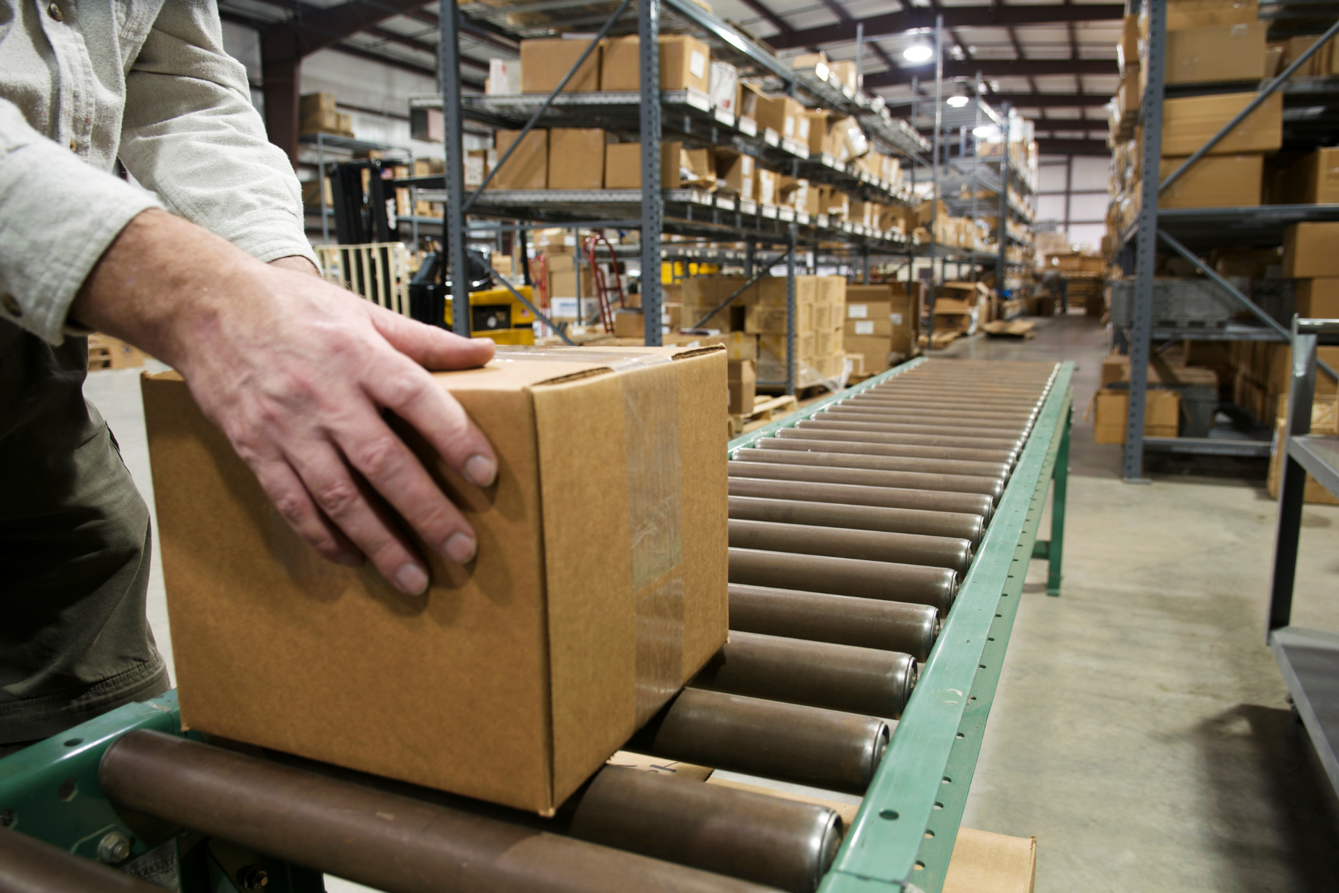 Package distribution. Коробки на конвейере. Corrugated Box на складе. Поставка продукции. Конвейер с коробками.