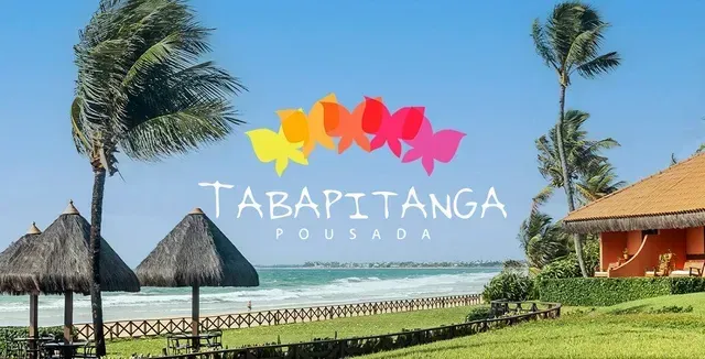 Logotipo da Pousada Tabapitanga à beira-mar com flores coloridas, palmeiras, guarda-sóis de palha e vista para o mar.