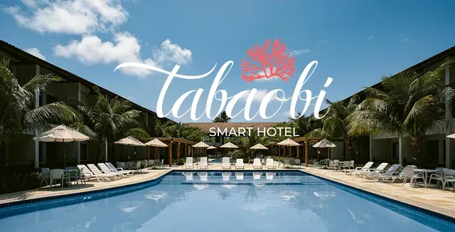 Piscina no Tabaobi Smart Hotel, com espreguiçadeiras e guarda-sóis sob um céu azul brilhante.