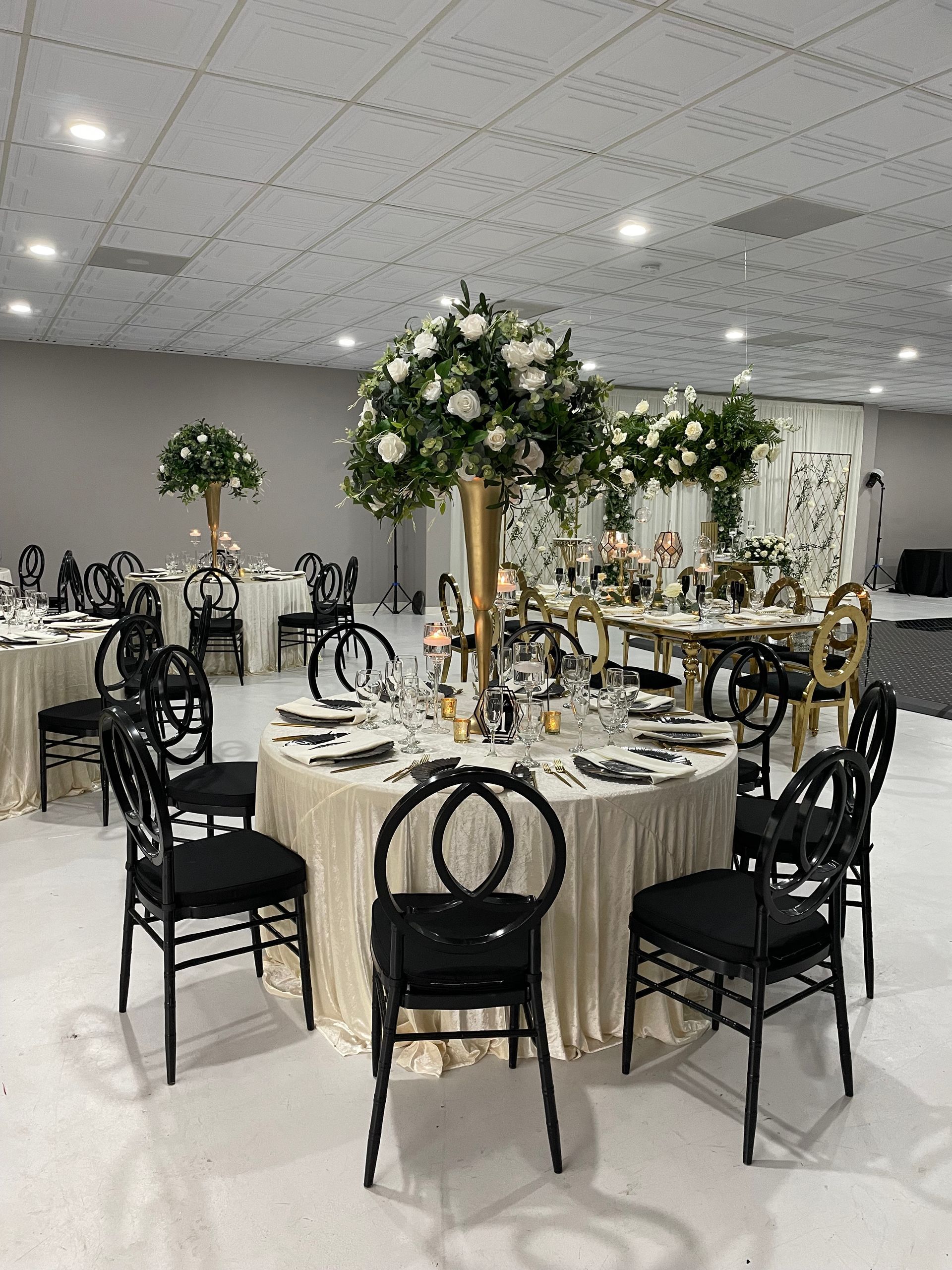 Stunning centerpieces, linens, and place settings to wow your guests