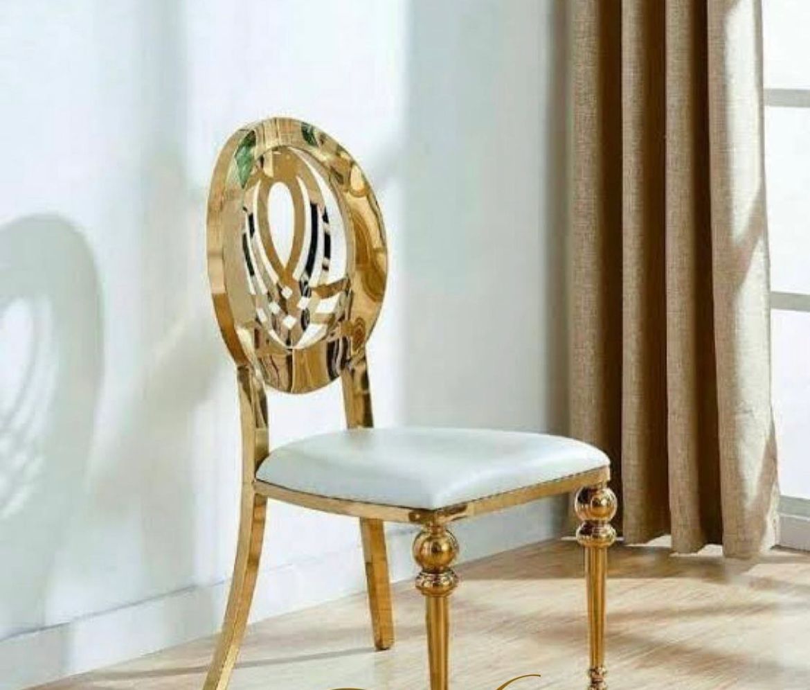 Two Venus thrones with gold trim.
