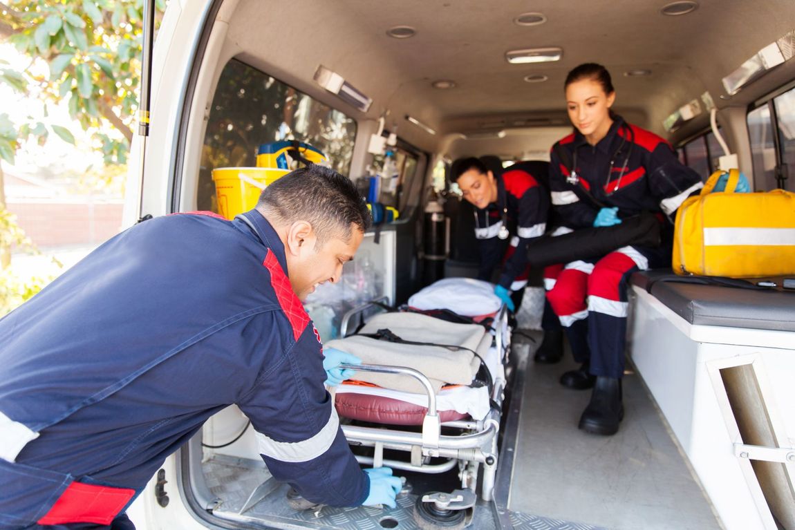 Volontari in un'ambulanza