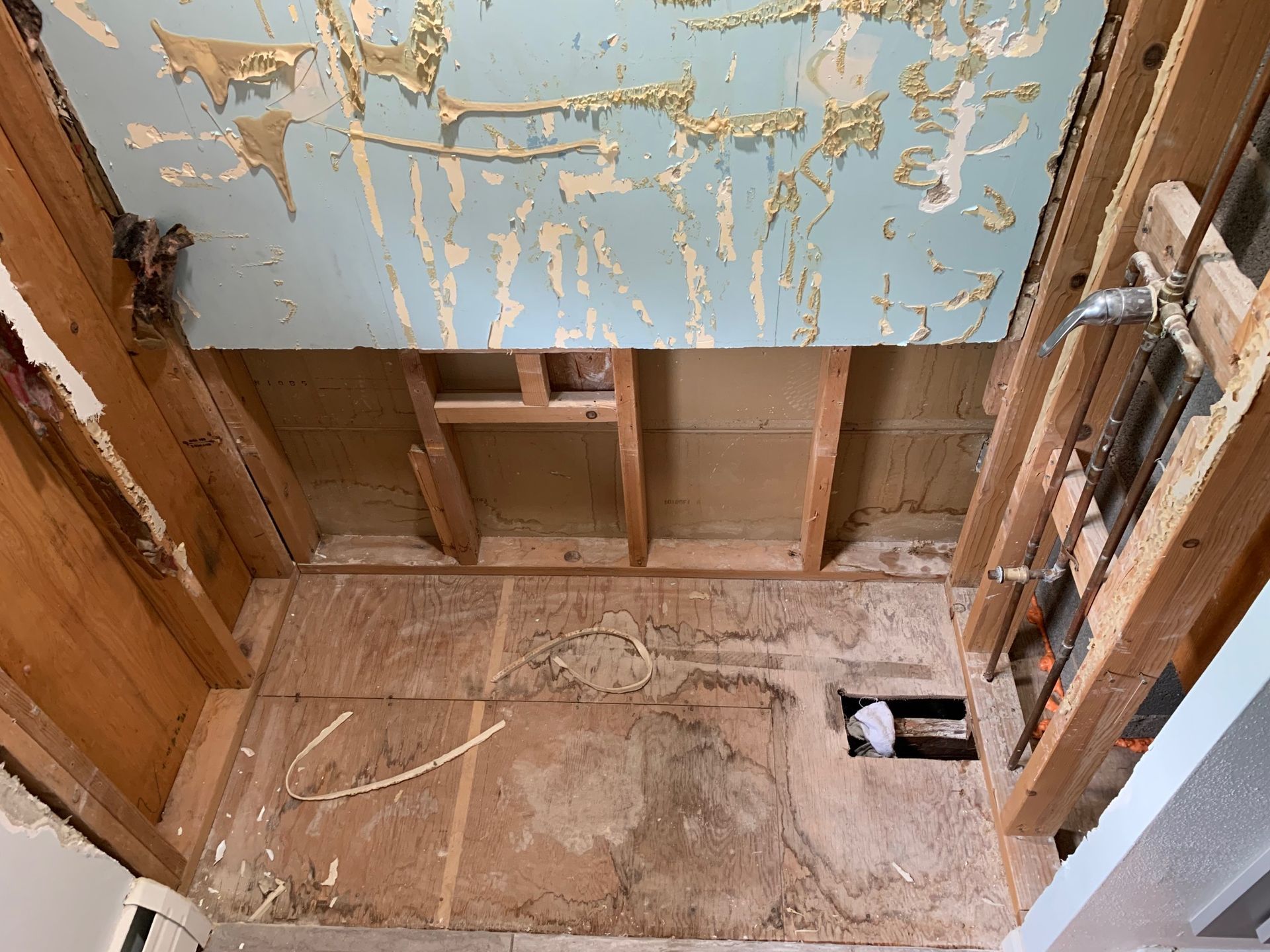 Bathroom Before Remodeling — Appleton, WI — Align Remodeling & Construction LLC