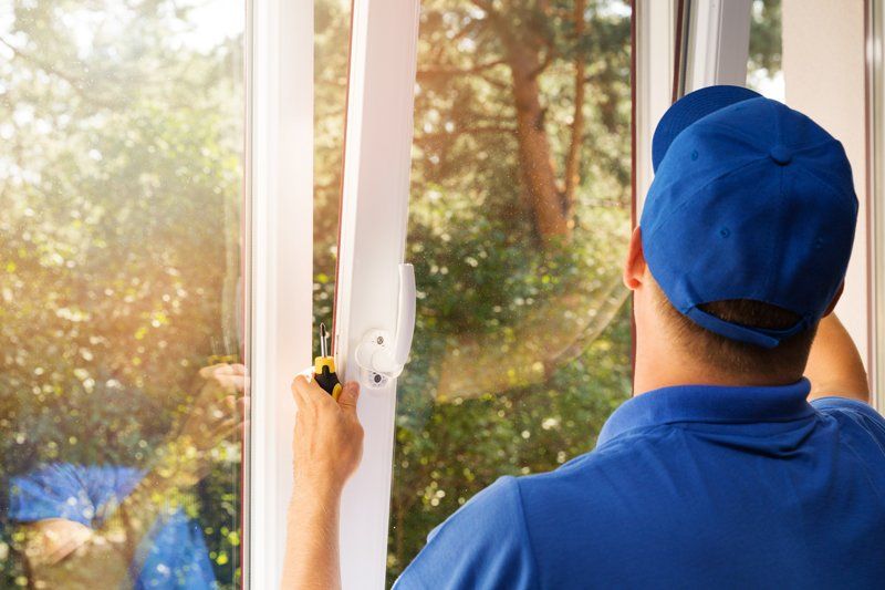 Handwerker arbeitet an Fenster