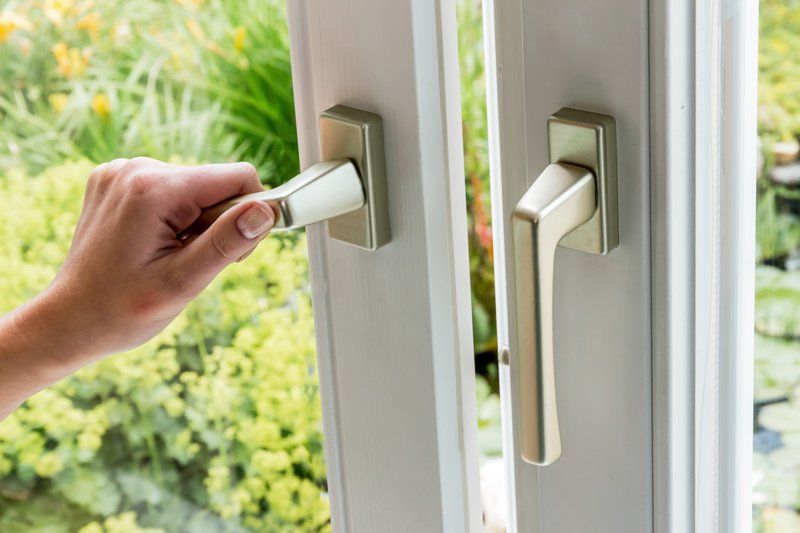 Person öffnet ein Fenster