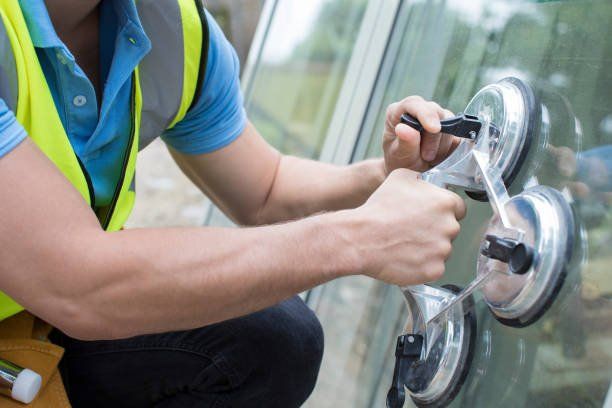 Monteur montiert Fenster