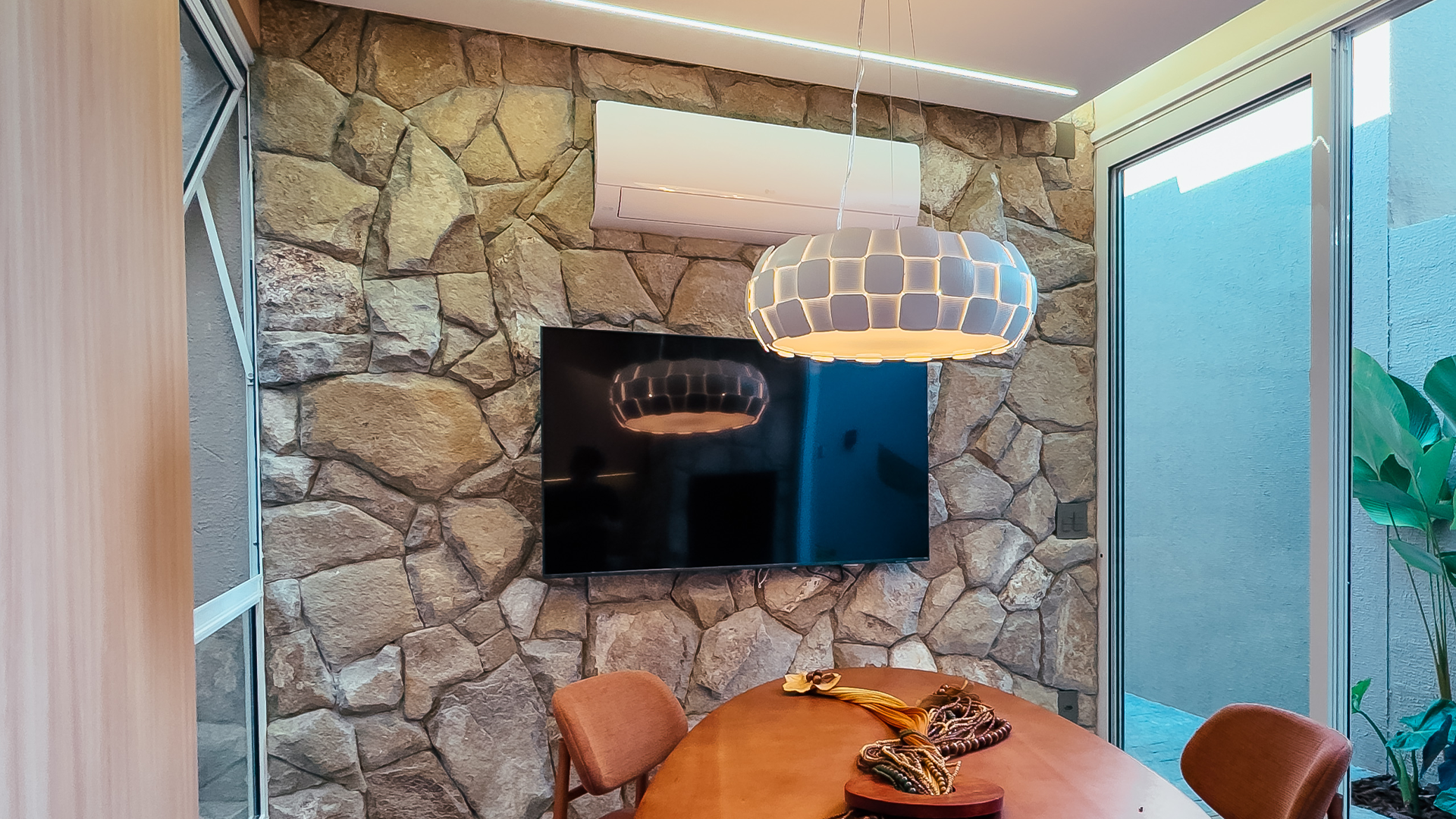 Pedra Moledo revestindo parede com ar condicionado