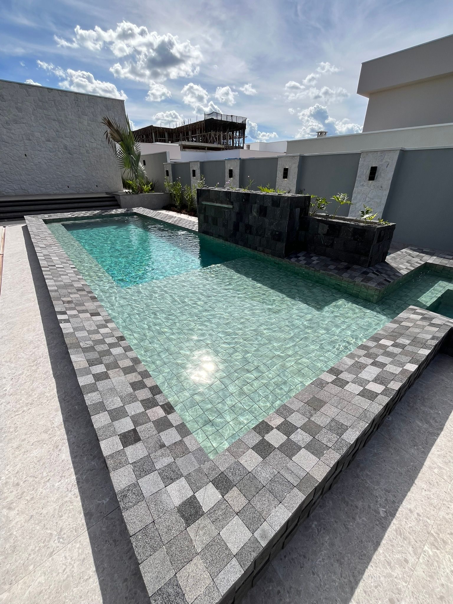 Pedra hitam na piscina