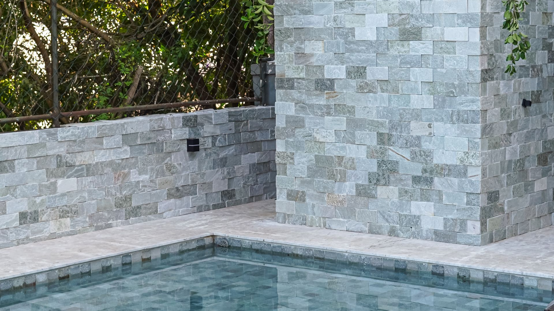 pedra jade, pedra jade revestimento, revestimento verde natural, pedra para fachada, revestimento natural verde-acinzentado, pedra para parede externa, revestimento contemporâneo, pedra natural para muro, pedra jade mosaico, quartzito verde revestimento