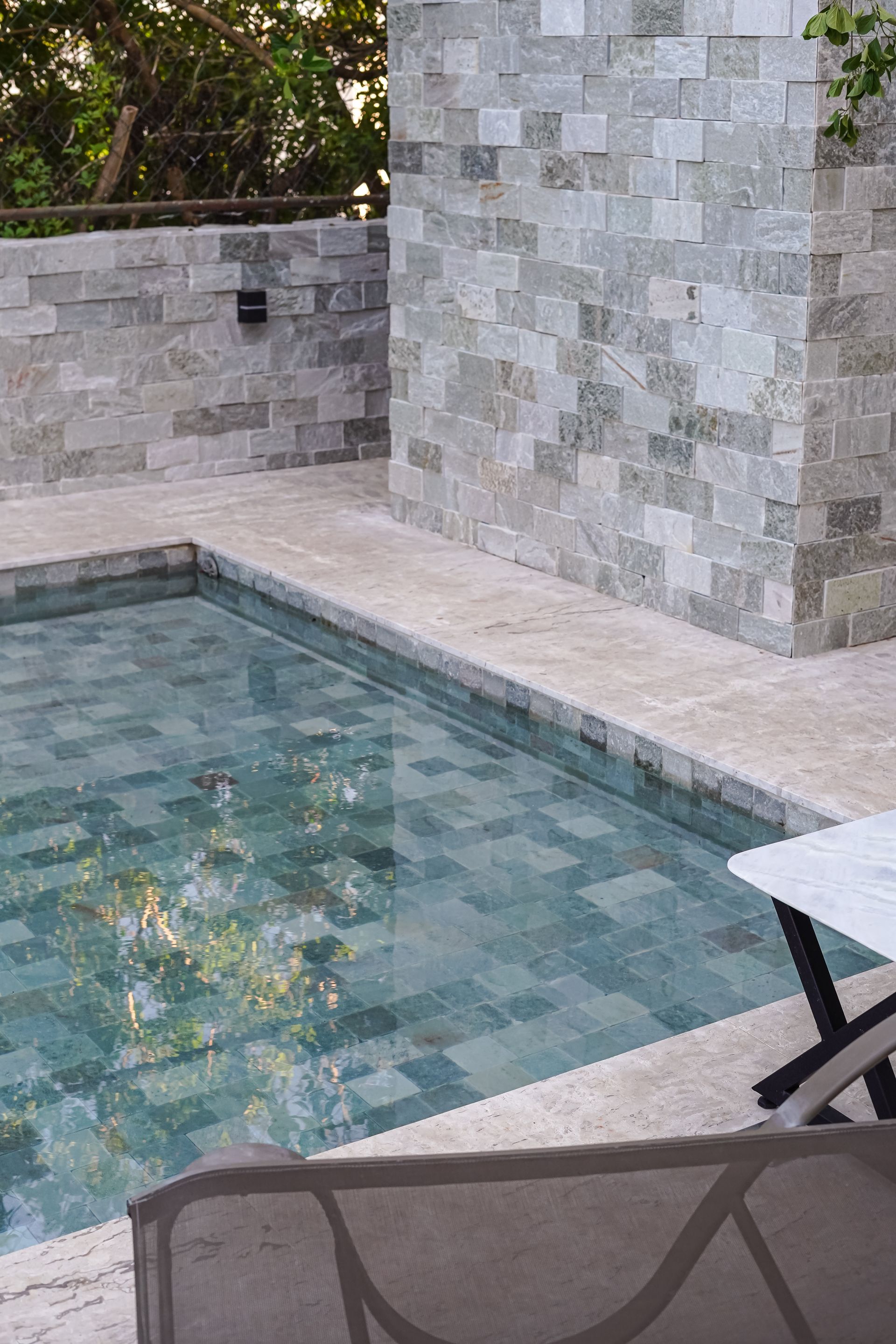 Pedra Jade na piscina